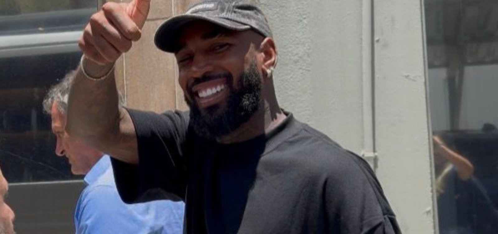 Gerson desembarca em Belo Horizonte para oficializar acordo com o Cruzeiro