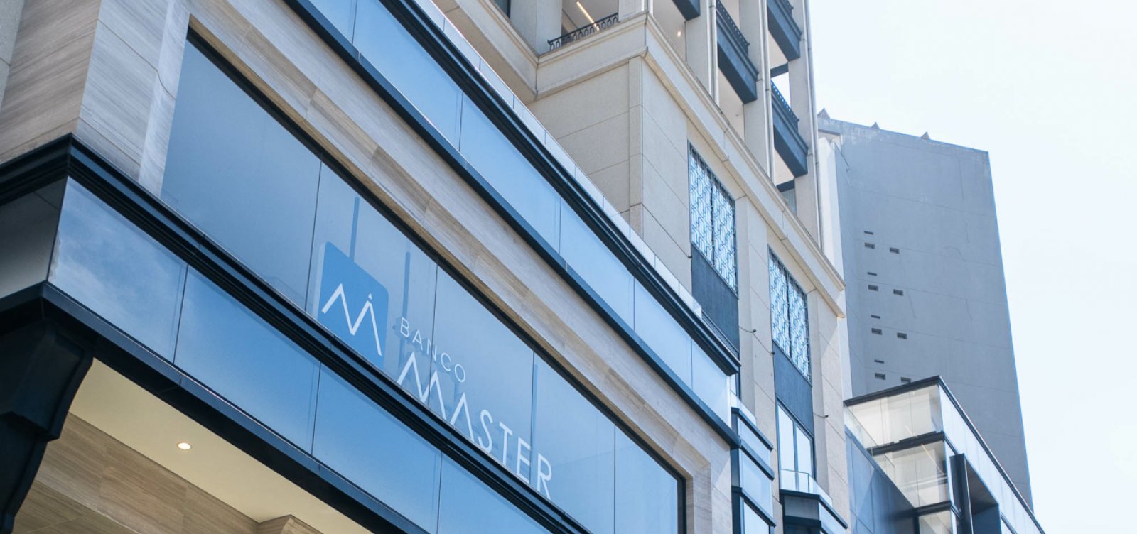 Após reconhecer liquidação do Master, EUA manda bloquear ativos do banco