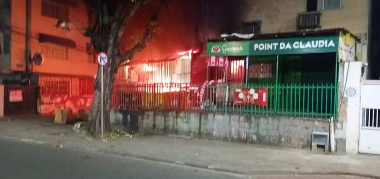 Incêndio destrói depósito de ambulantes na Barra, em Salvador