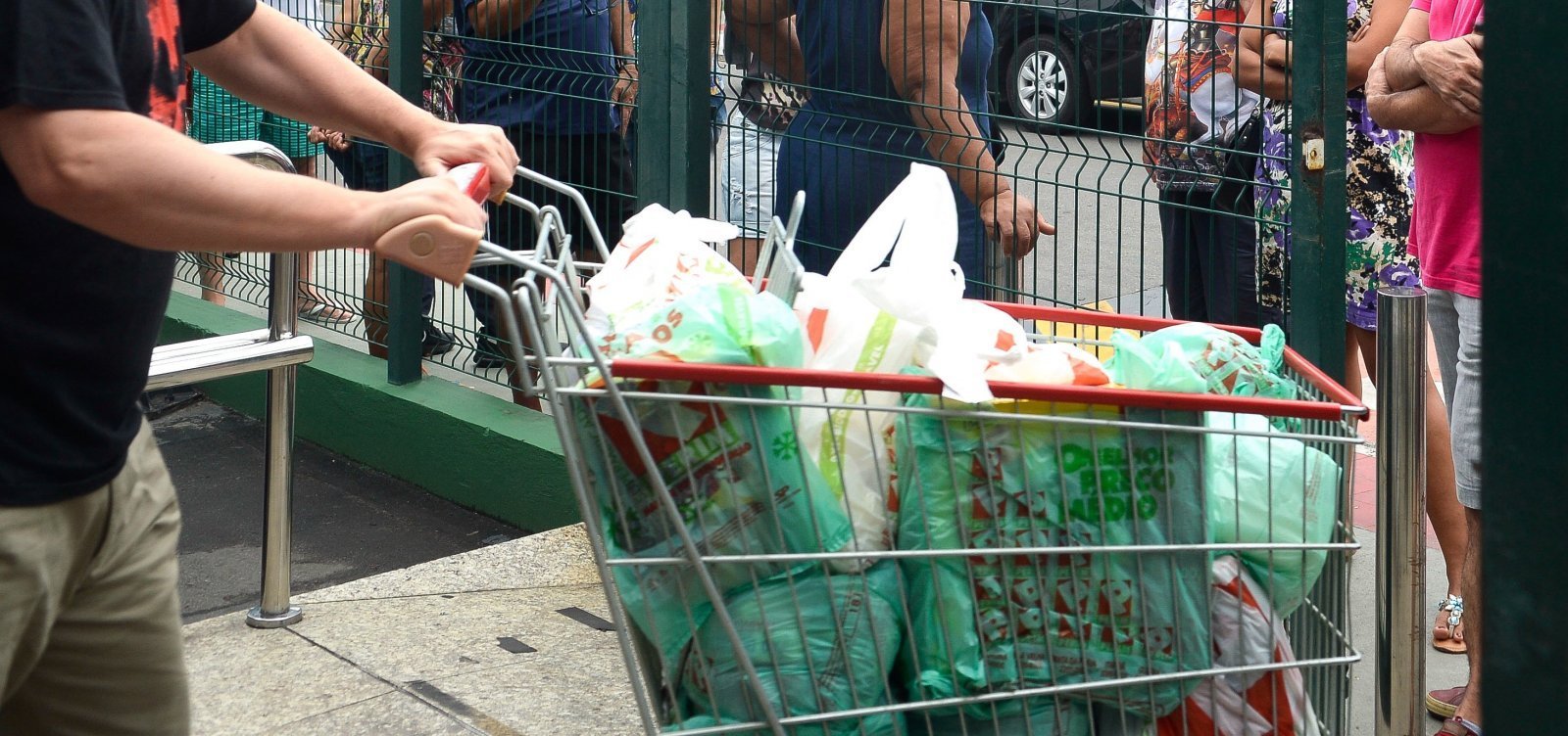Supermercados de Salvador voltam a cobrar por sacolas plásticas; entenda