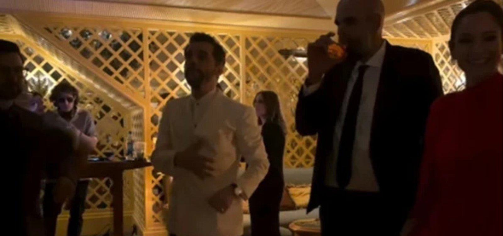 Wagner Moura e elenco de O Agente Secreto celebram Globo de Ouro com roda de samba