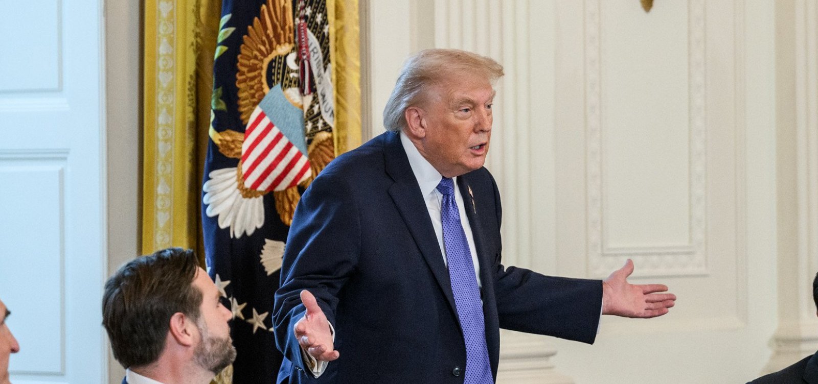 Trump anuncia tarifa de 25% contra países que negociam com o Irã