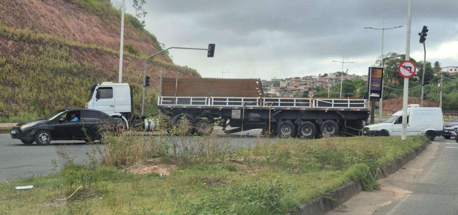 Acidente envolvendo caminhão provoca congestionamento de 5 km na Via Regional, em Salvador 