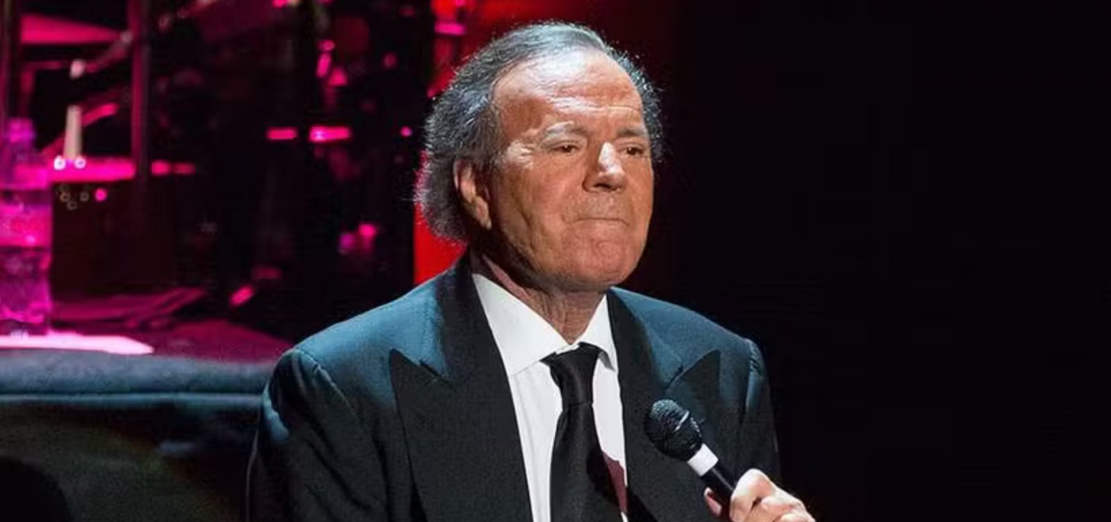 Julio Iglesias é acusado de assédio sexual por ex-funcionárias