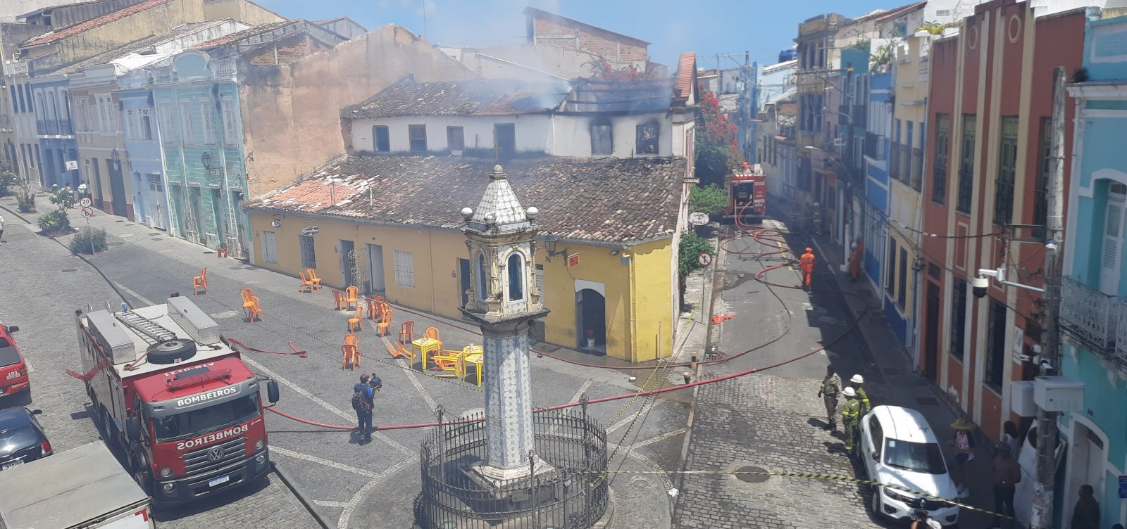 Incêndio atinge bar e casarão no Carmo, em Salvador