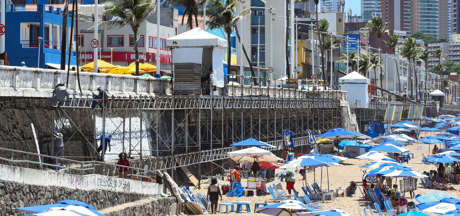 Semop vistoria instalação de passarela para ambulantes no Carnaval