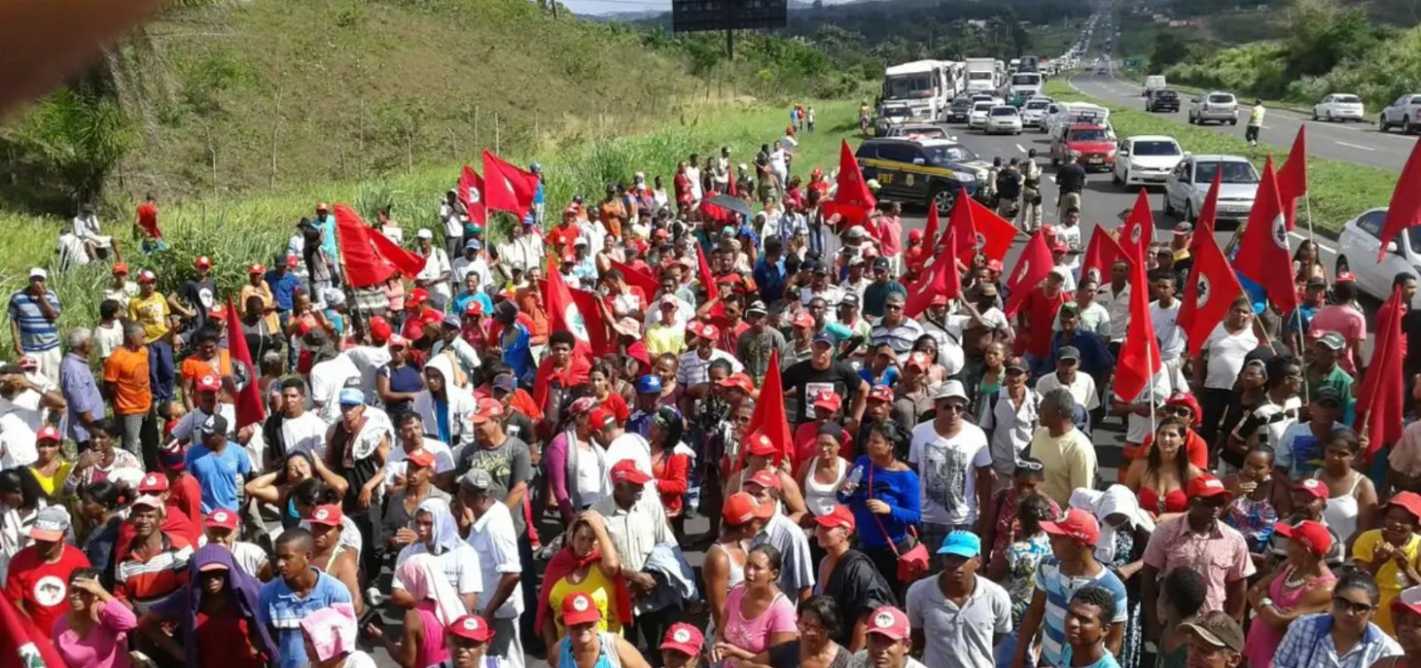 MST realiza ato em solidariedade à Venezuela durante encontro nacional em Salvador