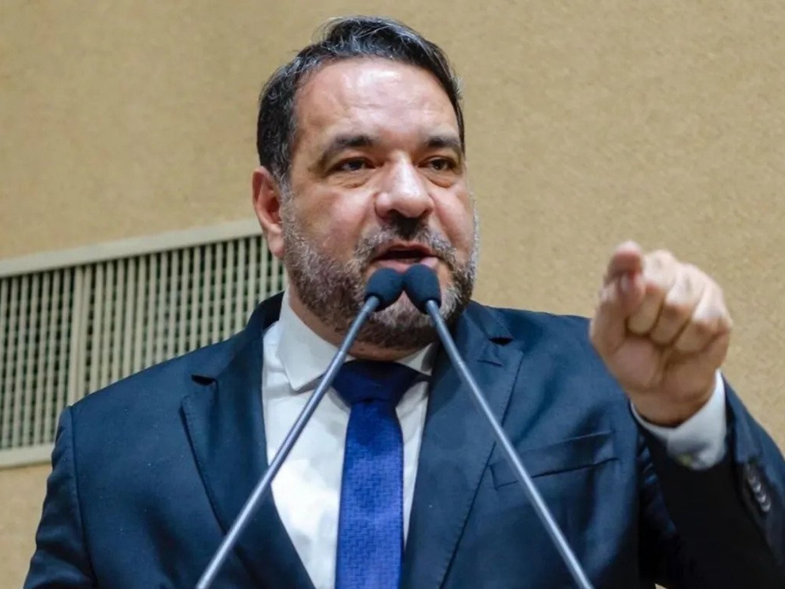 Velório de Alan Sanches reúne autoridades e homenagens na Alba