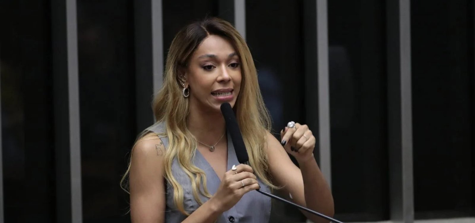 Erika Hilton pede à AGU medidas contra desinformação que acusa Lula de transfobia