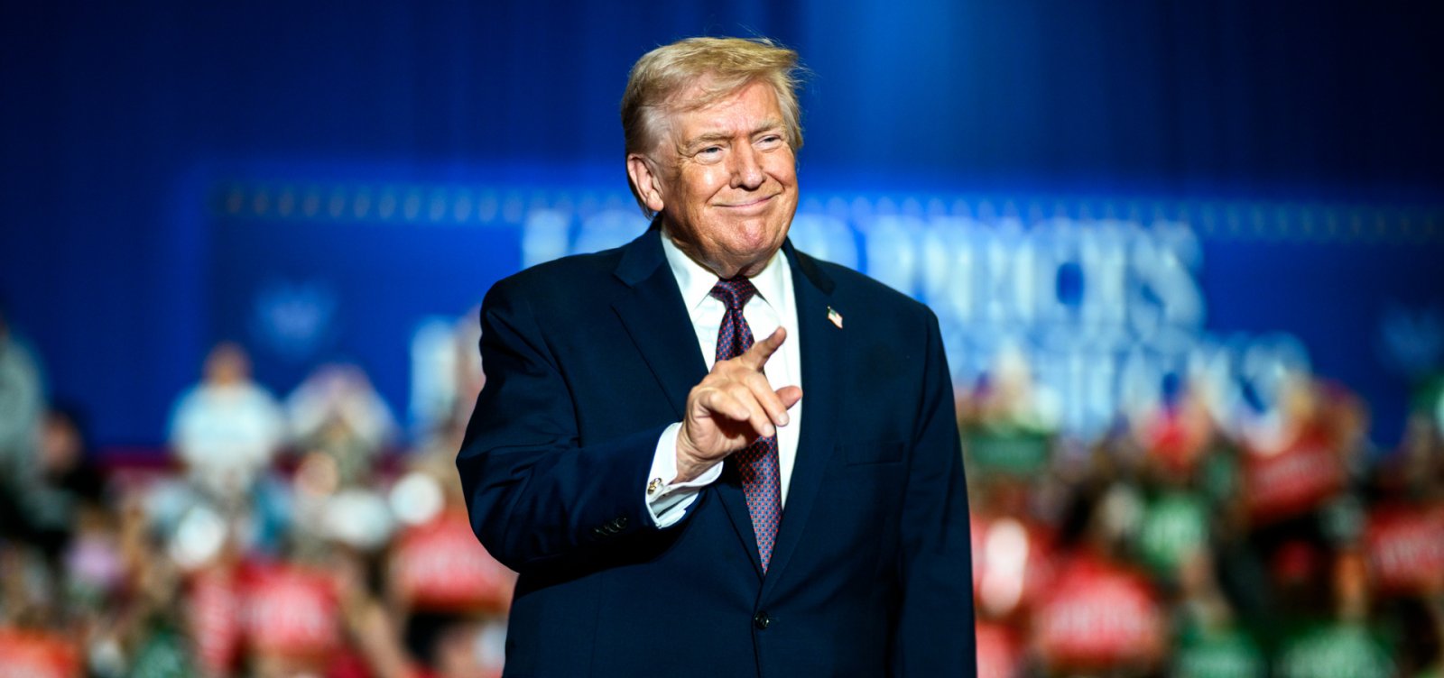 Trump ameaça impor tarifa de 200% a vinhos franceses e ataca Macron