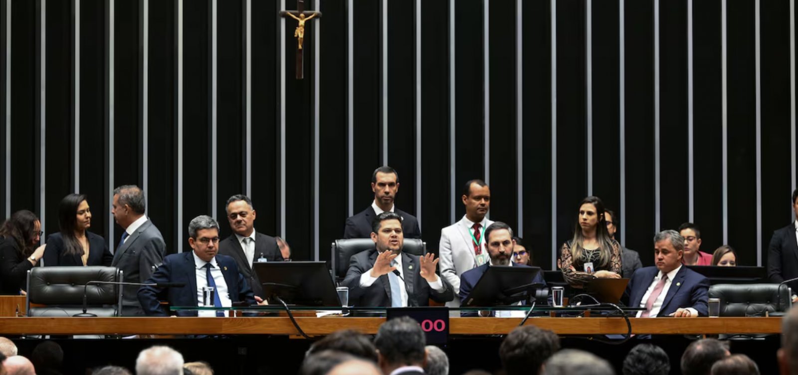 Oposição reúne assinaturas para CPMI do Banco Master; instalação depende de Alcolumbre