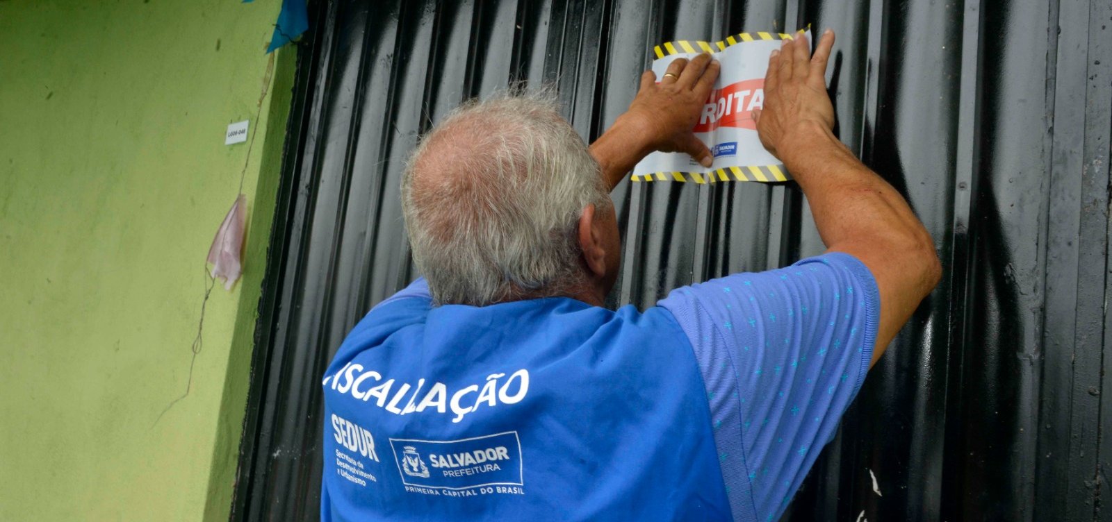 Ferros-velhos e comércios irregulares são interditados em ação da Prefeitura e SSP na Gamboa