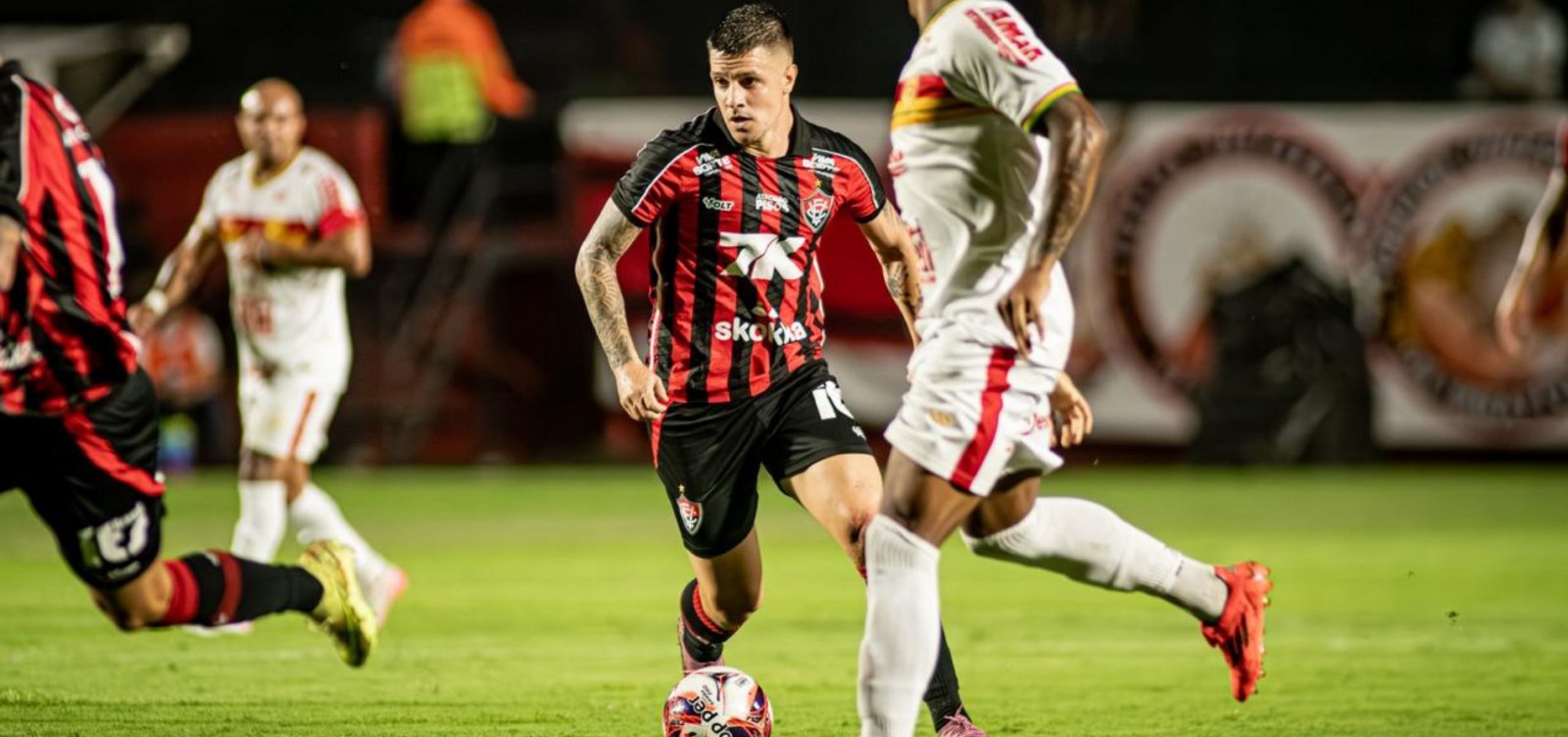 Com time principal, Vitória goleia a Juazeirense e vence a primeira no Baiano