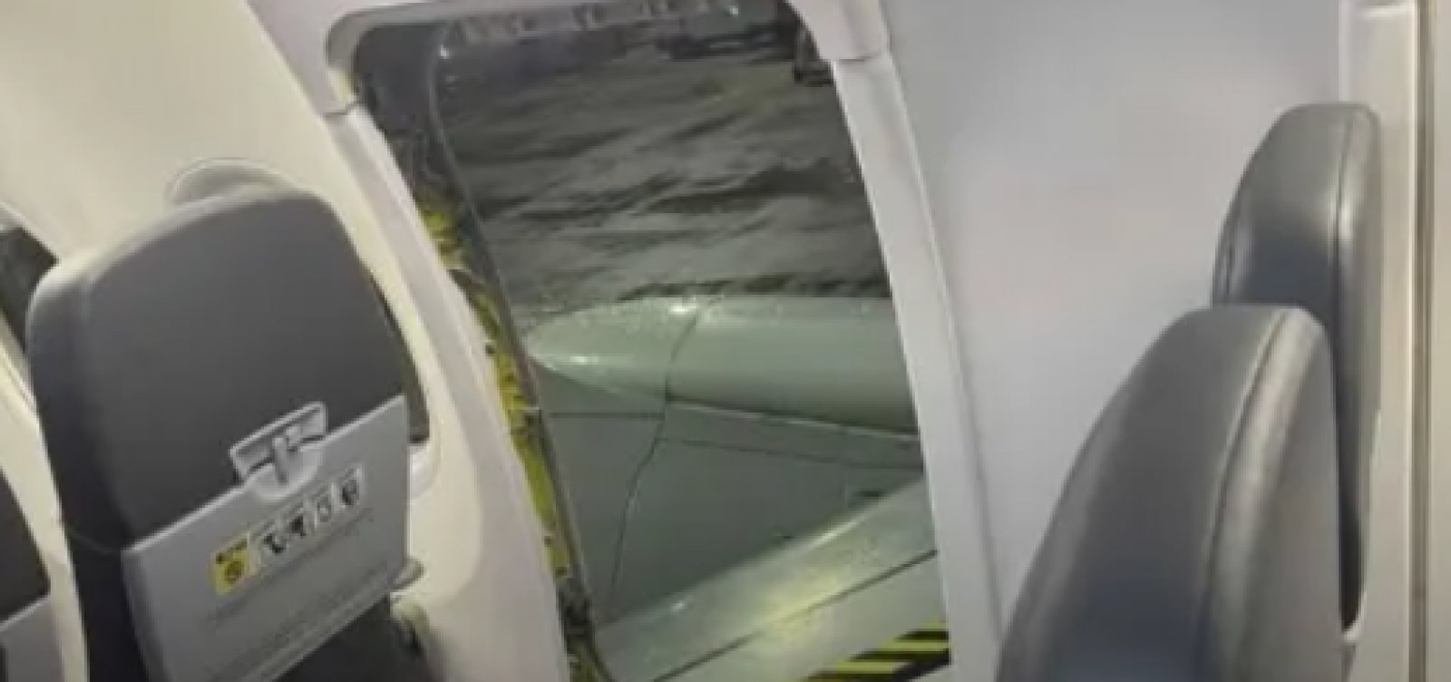 Passageiro é retirado de voo para a Bahia após acionar porta de emergência