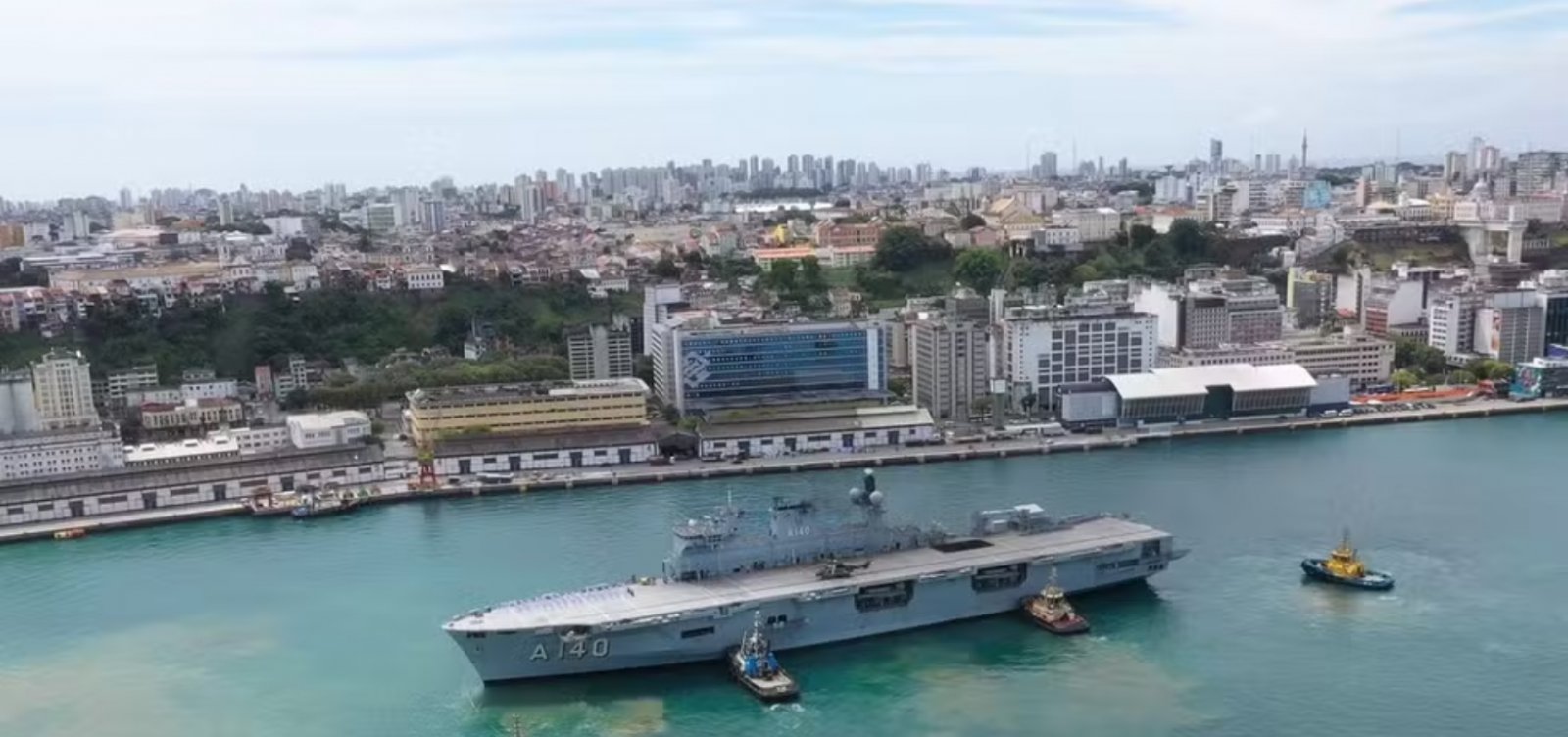 Maior navio de guerra da América Latina abre para visitação gratuita em Salvador; saiba como visitar