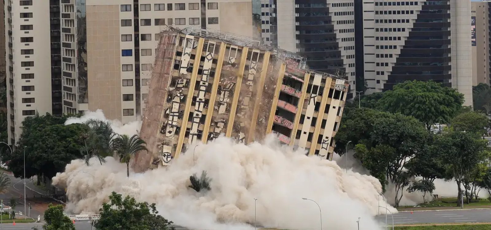 Hotel Torre Palace, tradicional hotel de luxo, é implodido no centro de Brasília