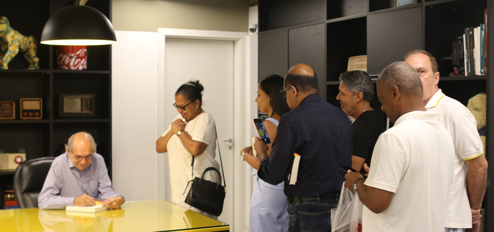 Mário Kertész reúne ouvintes em tarde de autográfos na Rádio Metropole 