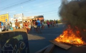 Manifestantes bloqueiam faixas da Avenida Paralela na altura do Bairro da Paz