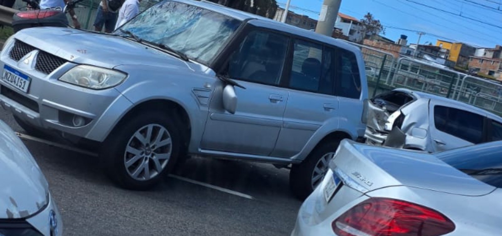 Engavetamento na Avenida Paralela deixa uma pessoa ferida