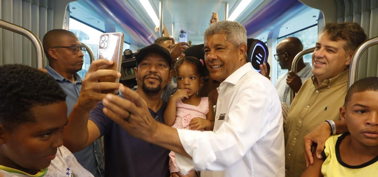 VLT realiza primeira viagem-teste com presença de Jerônimo e moradores do Subúrbio