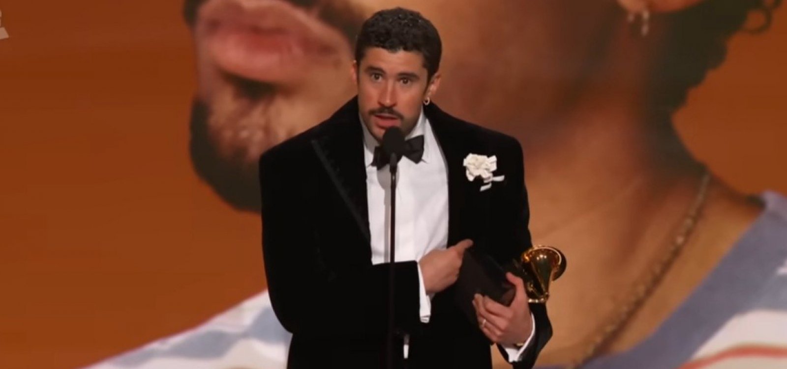 Bad Bunny critica controle de imigração dos EUA em discurso após vencer Grammy 2026