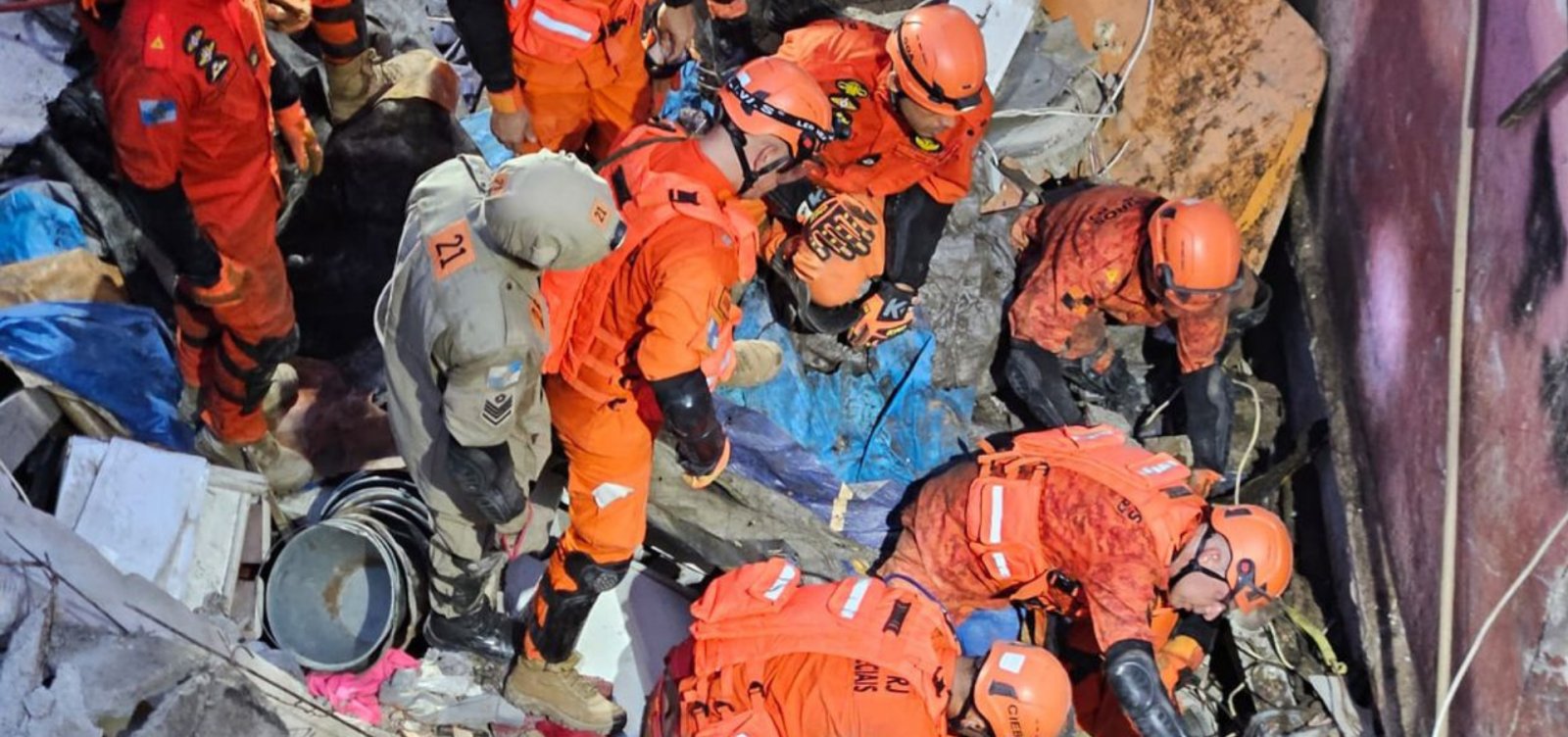 Prédio desaba no Rio e deixa uma mulher morta