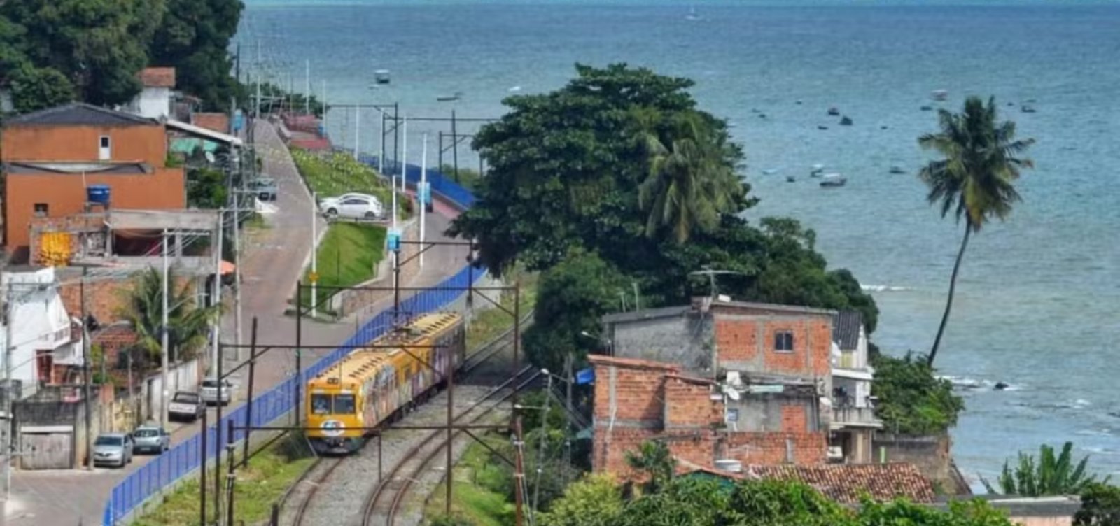 Sete pessoas são resgatadas após barco naufragar em Salvador
