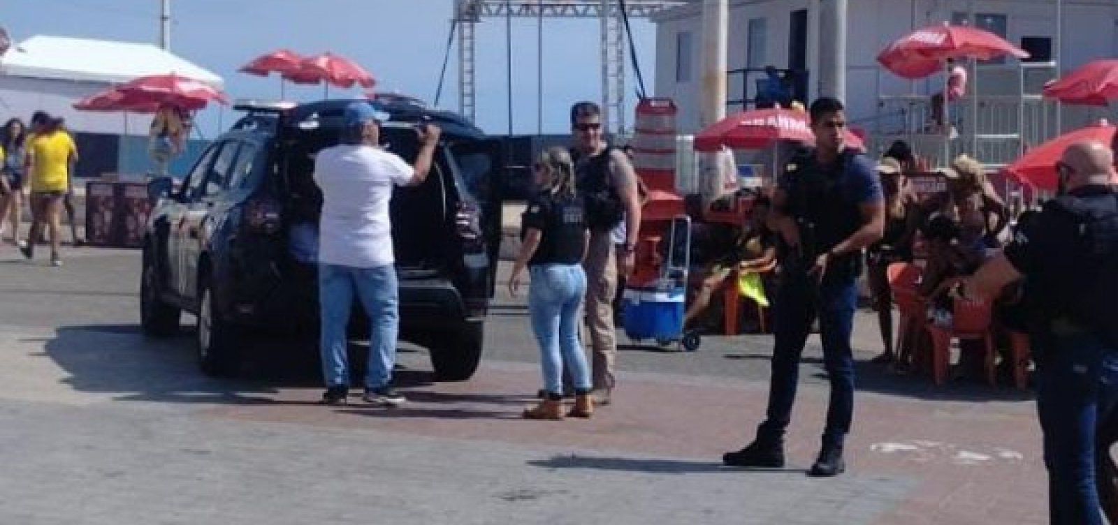 Homens são presos por extorquir e aplicar golpe da pintura corporal em turistas na Barra