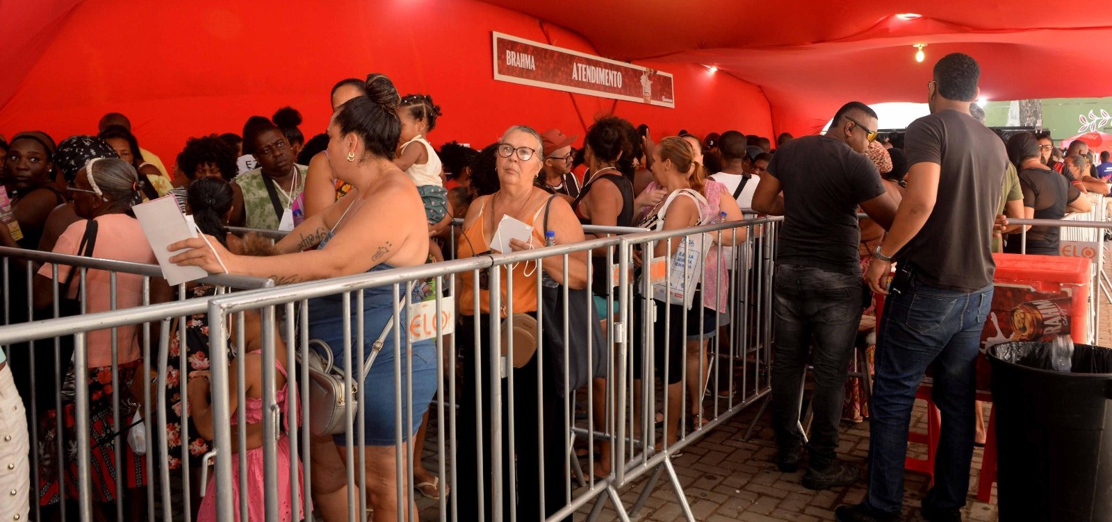 Prefeitura inicia entrega de kits e cartões de transporte para ambulantes do Carnaval de Salvador