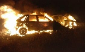 Carros pegam fogo após colisão e deixam dois pastores feridos na BA-263