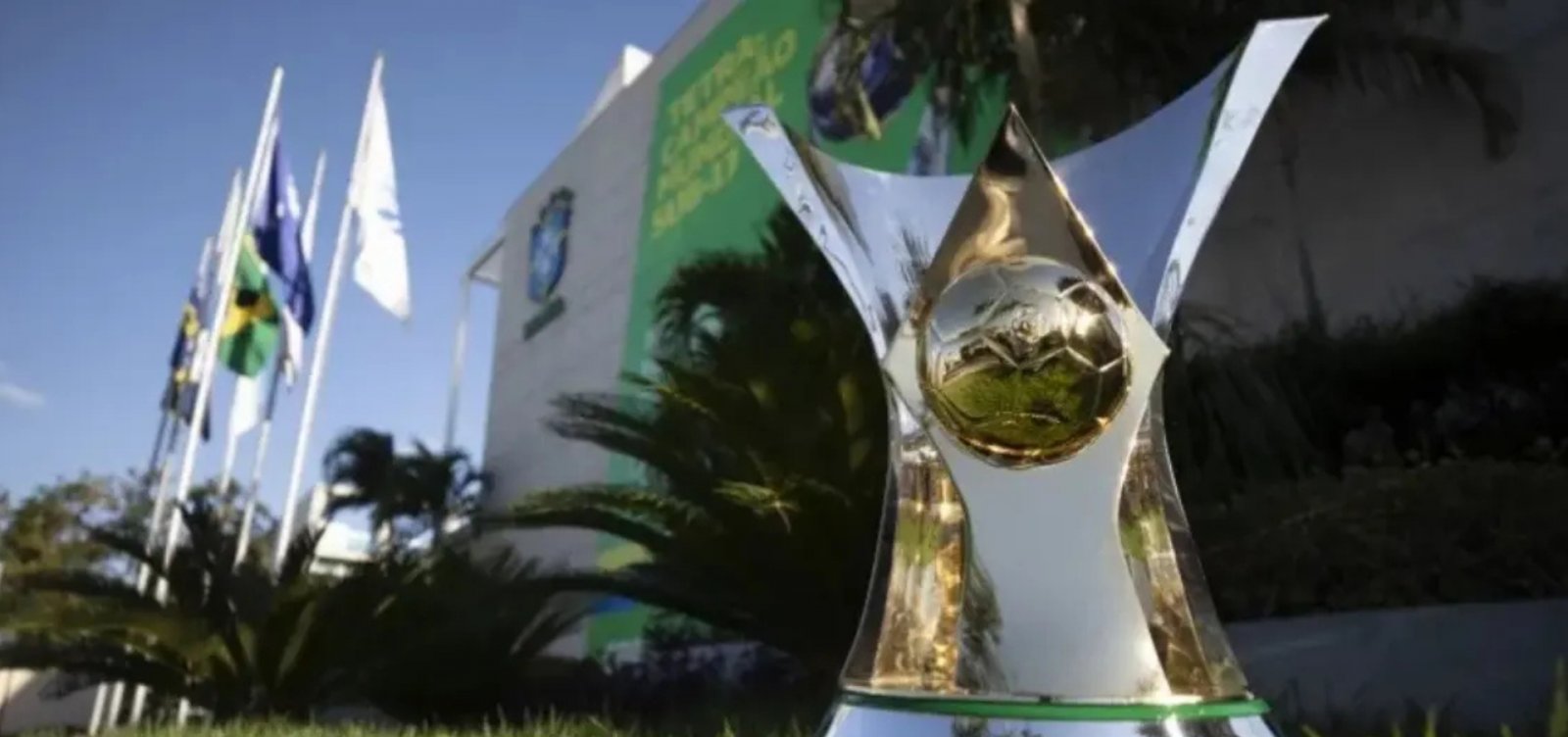 Taça do Brasileirão chega a Salvador e ficará em exposição no Shopping da Bahia