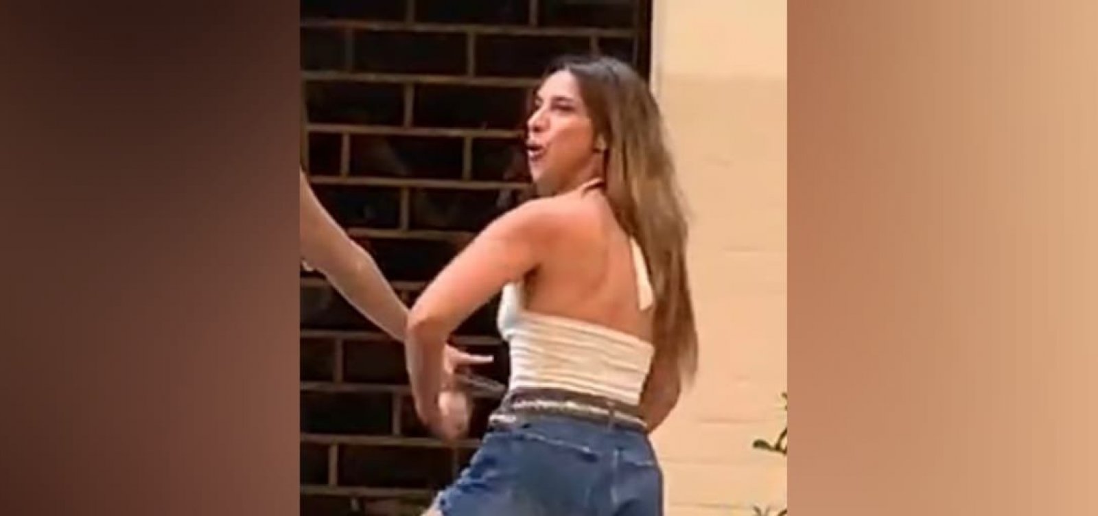 Após repercussão nas redes, argentina tem prisão decretada por injúria racial no RJ