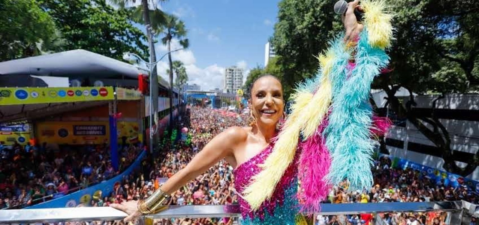Ivete Sangalo interrompe bloco em São Paulo por superlotação 