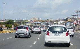 Bloqueios e acidente complicam trânsito nesta segunda-feira; confira