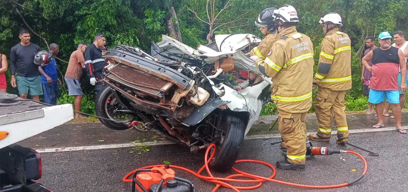 Quatro pessoas morrem e outra fica gravemente ferida após carro capotar na Estrada do Coco