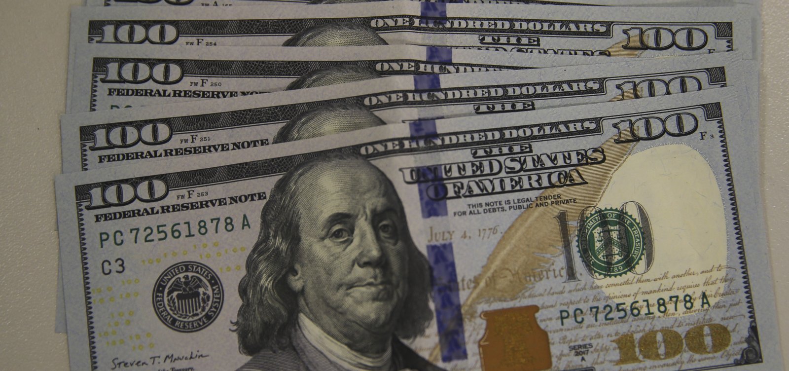 Dólar inicia semana em queda com foco em inflação e juros