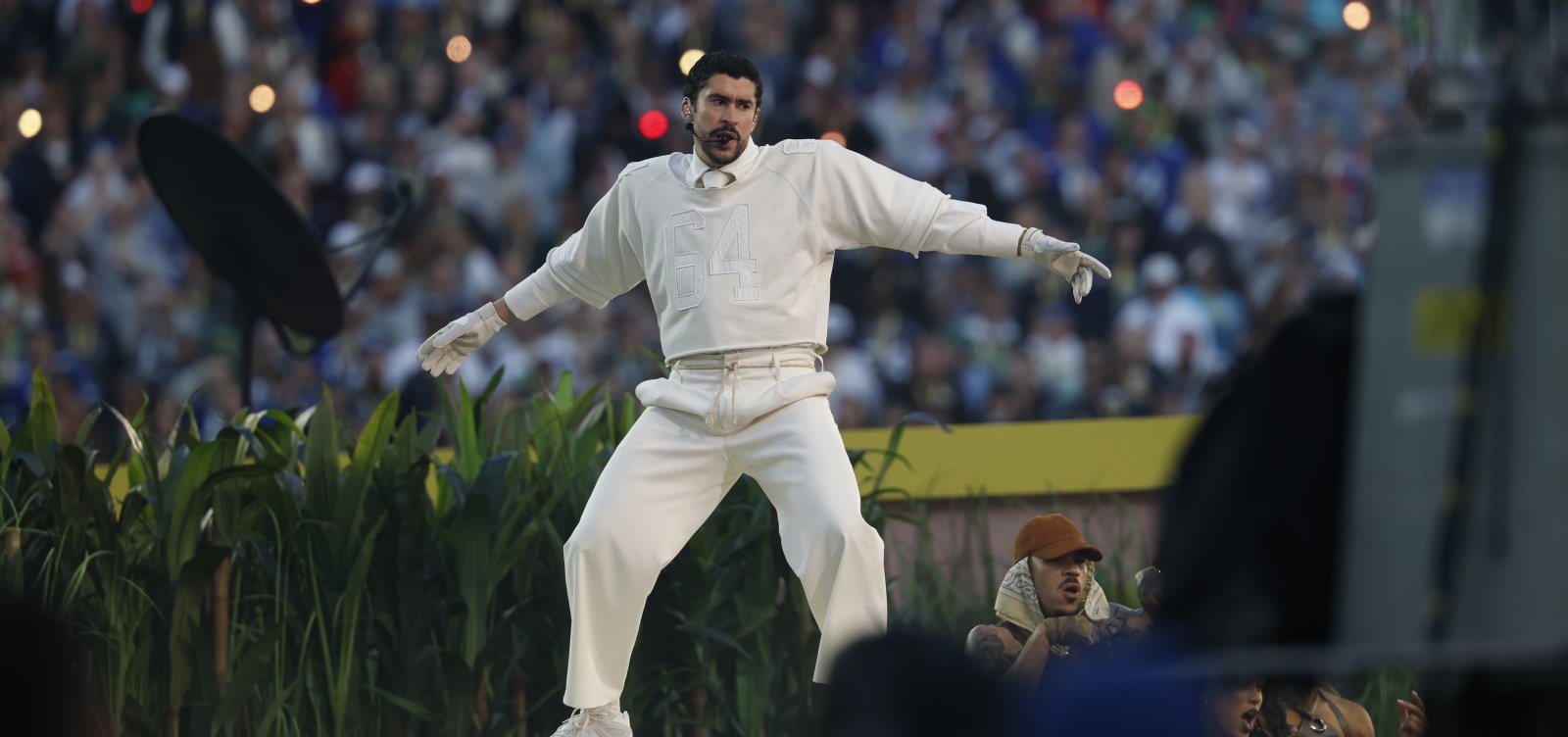 Quem é Bad Bunny, porto-riquenho que fez história no Grammy e no Super Bowl