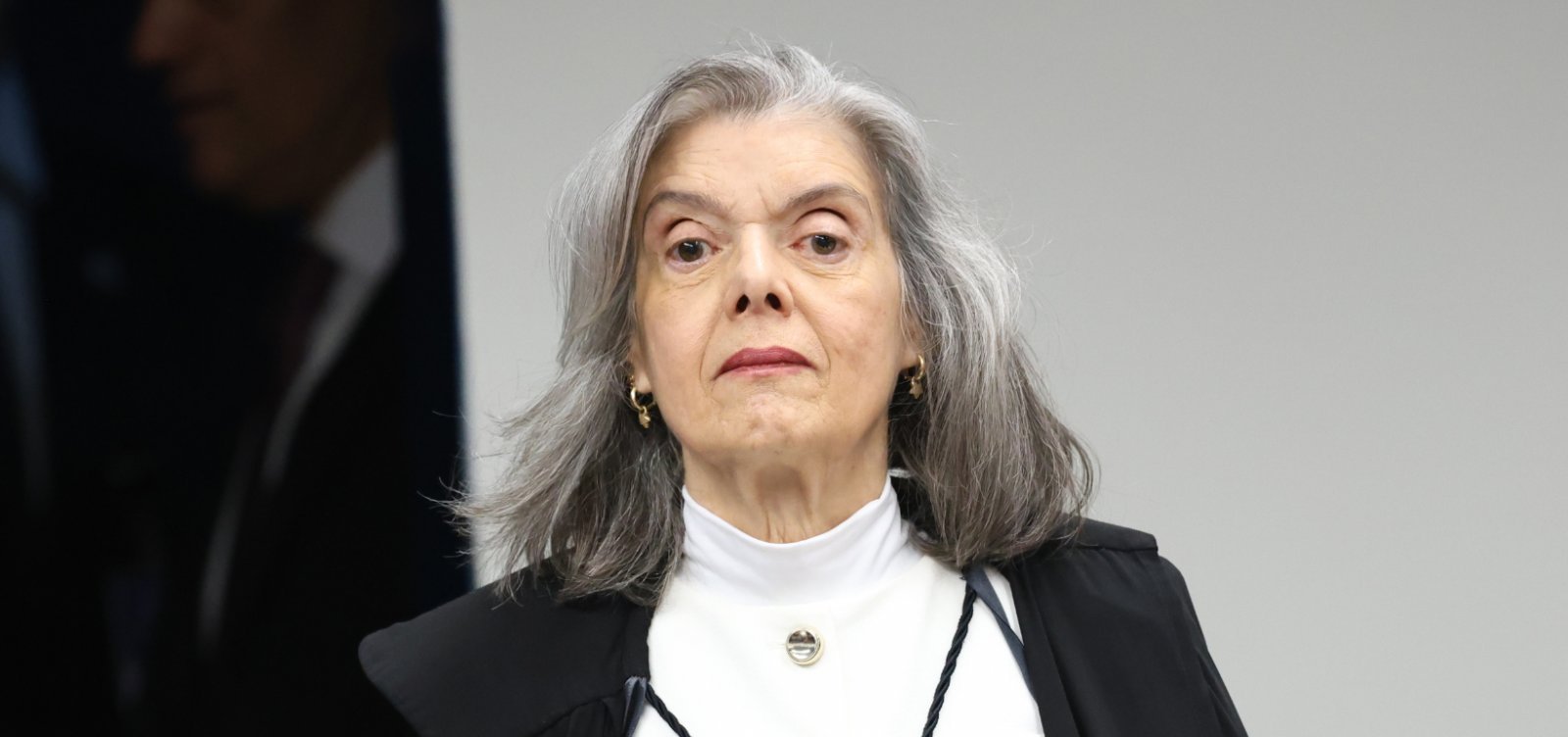 Cármen Lúcia vota contra gratificação de desempenho a inativos do INSS