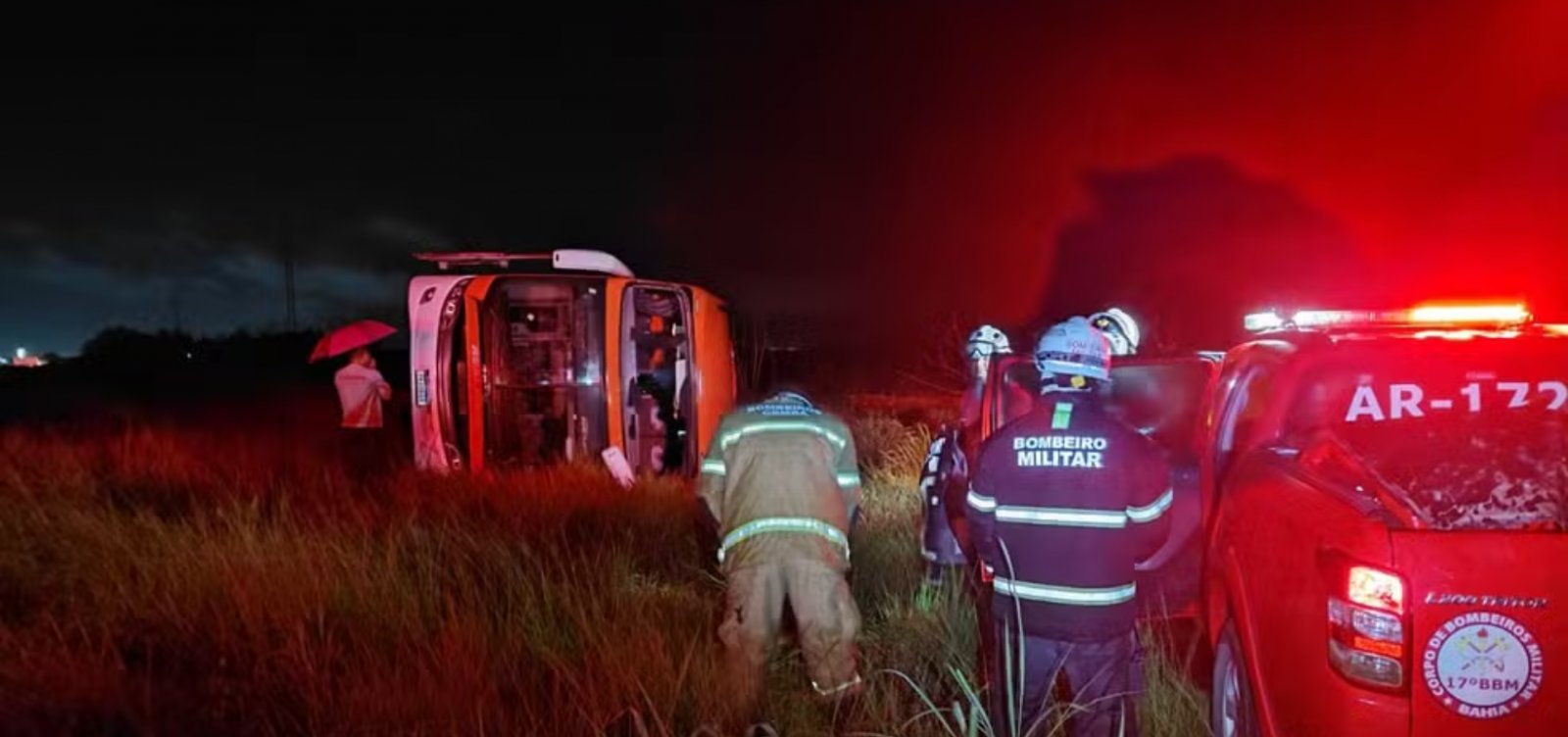Ônibus tomba na BR-020 e deixa mais de 10 feridos no oeste da Bahia