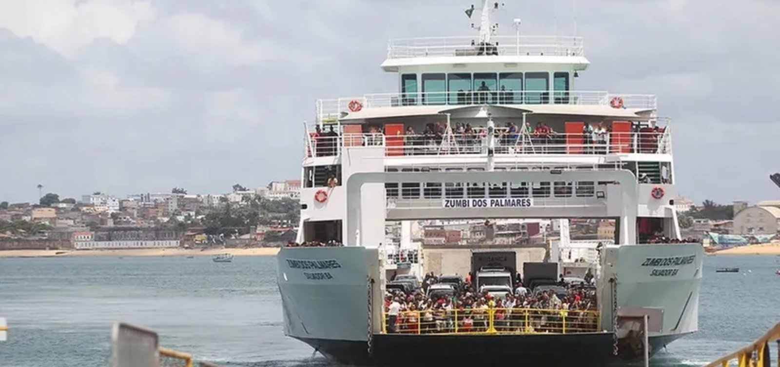 Fila no ferry-boat ultrapassa três horas em Salvador 