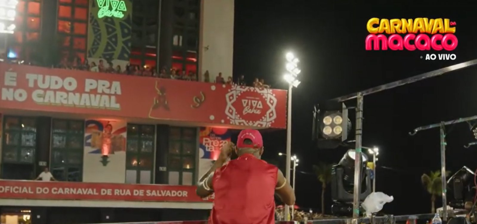 Kanalha homenageia Preta Gil em frente ao Camarote Expresso 2222