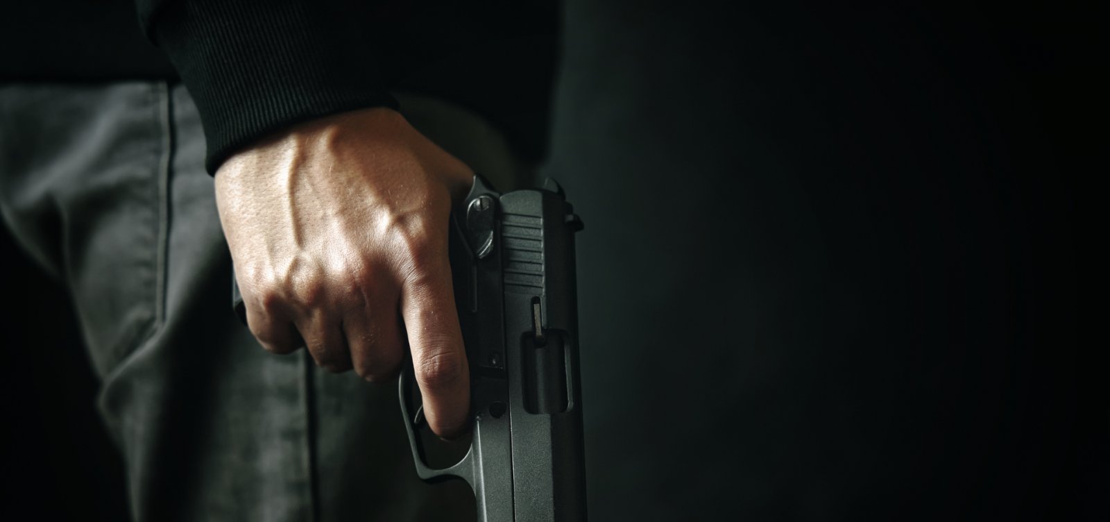 Comissão aprova proibição de armas para quem estiver sob medida protetiva; entenda