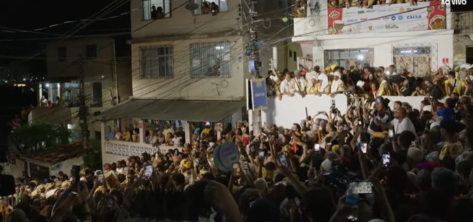 Saída do Ilê Aiyê é atrasada em quase duas horas após carro ficar parado em via no Curuzu