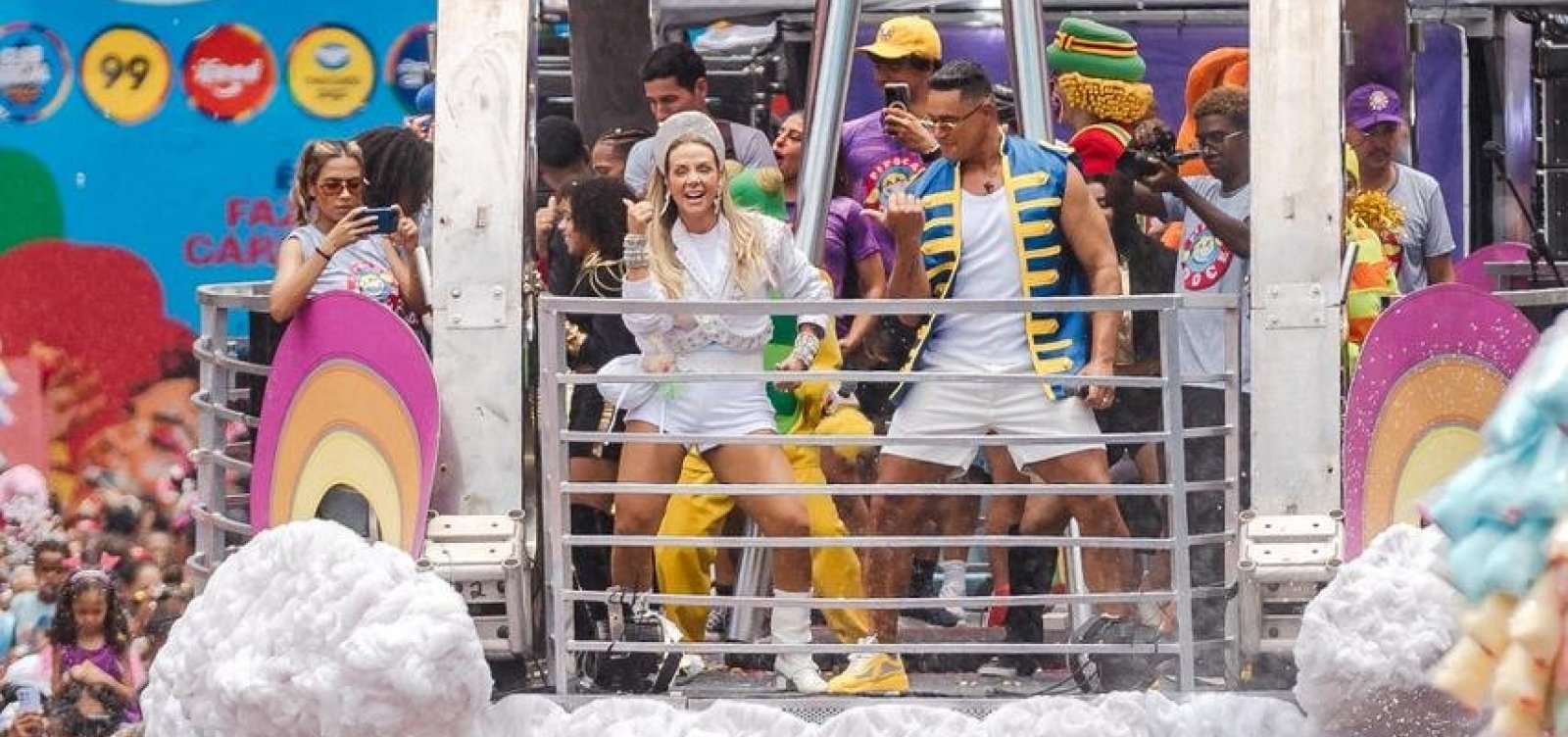 Ao lado de Xanddy, Carla Perez se despede do bloco Algodão Doce