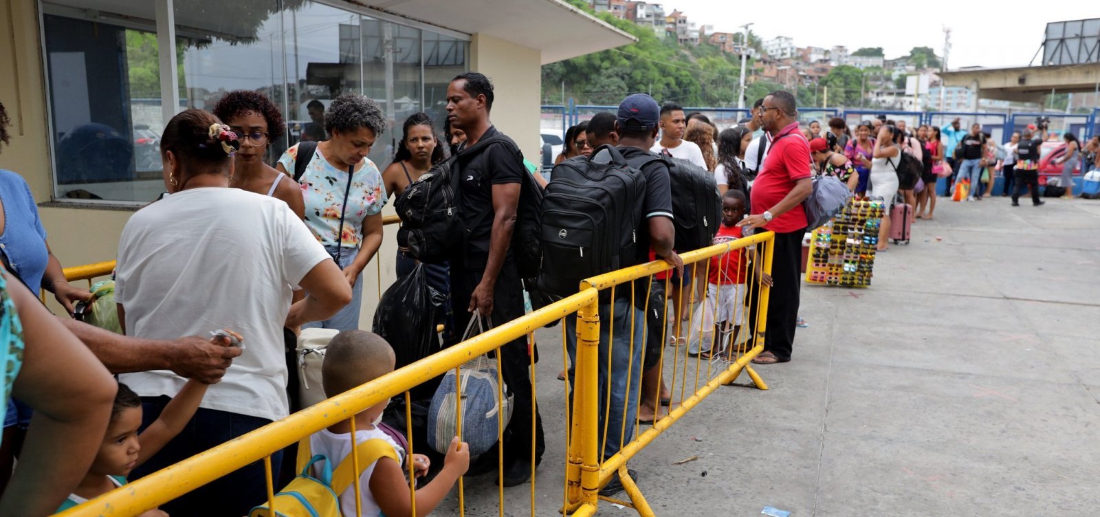 Tempo de espera para embarque no ferry-boat chega a 3h neste domingo