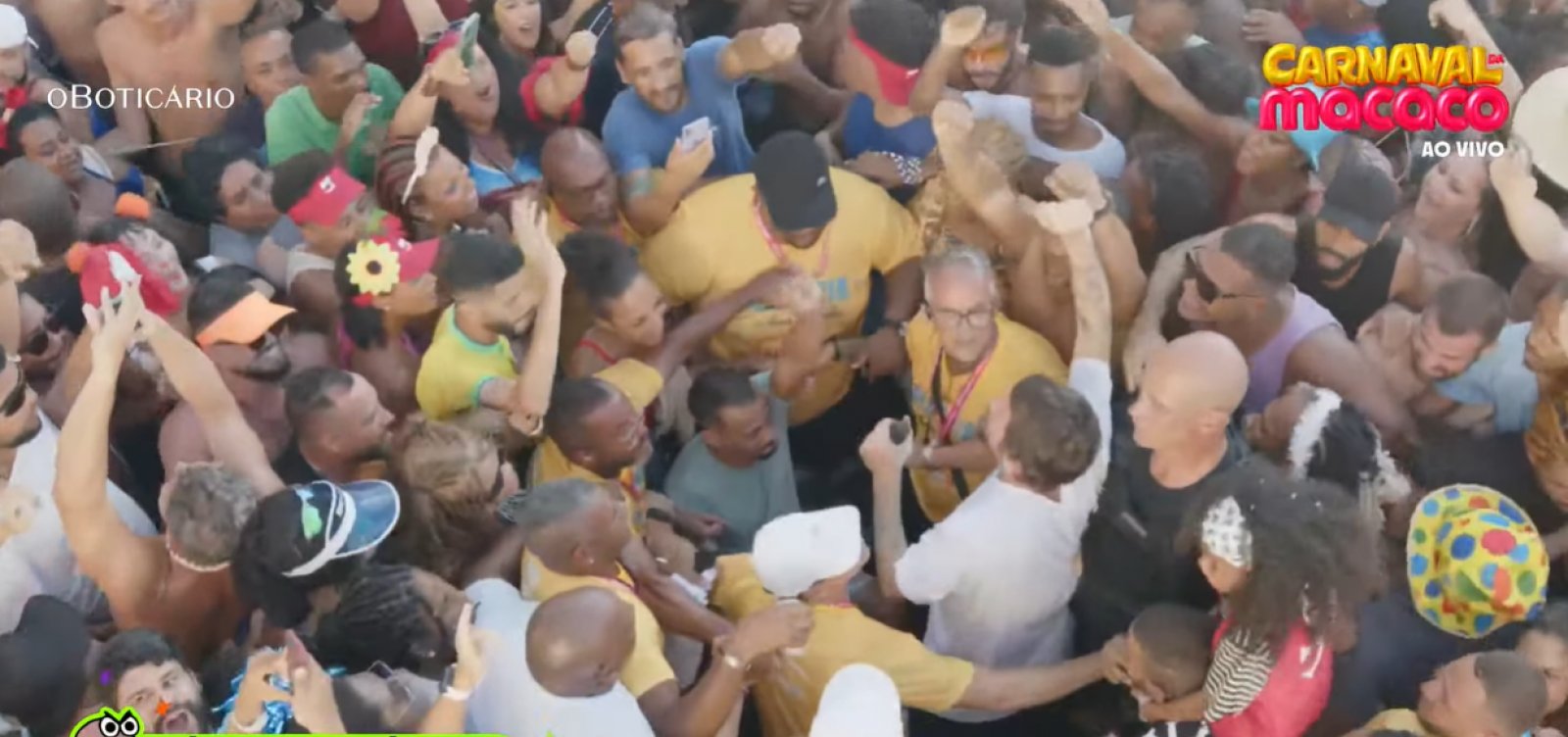Saulo desce do trio e canta entre foliões no Campo Grande