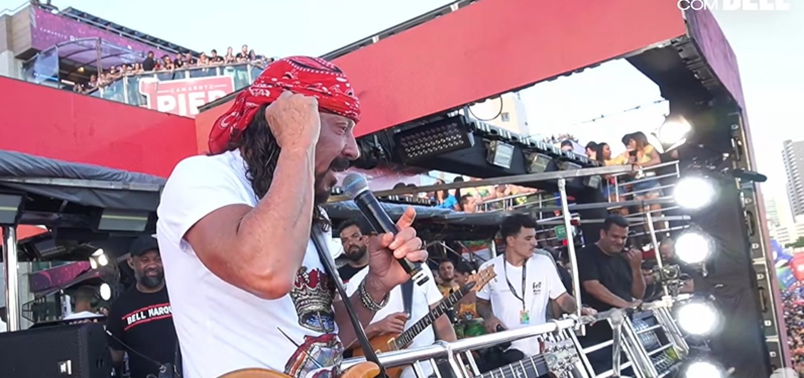 Bell Marques interrompe desfile após uso de spray de pimenta no circuito Barra-Ondina