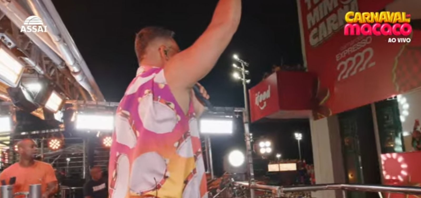 Xanddy homenageia Preta Gil em frente ao camarote da família