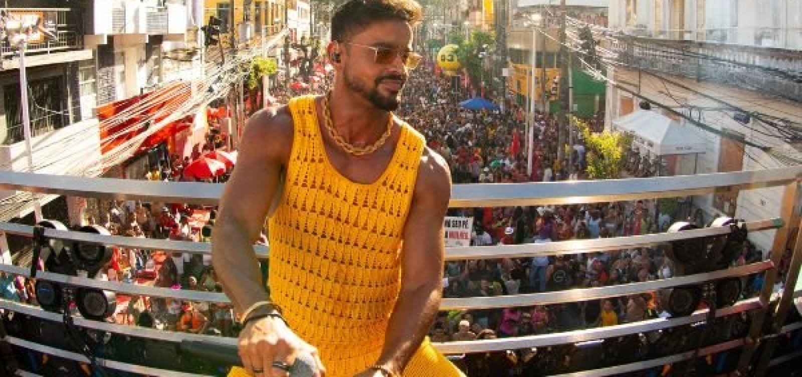 Lincoln Senna desce do trio durante pipoca no Campo Grande