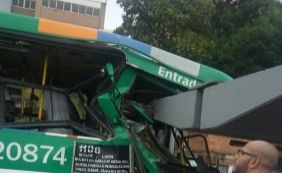 Ônibus bate em ponto dentro da Estação da Lapa e deixa oito feridos